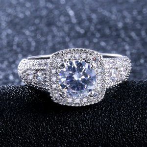 Beautiful 925 Silver Round Cut White Sapphire Ring